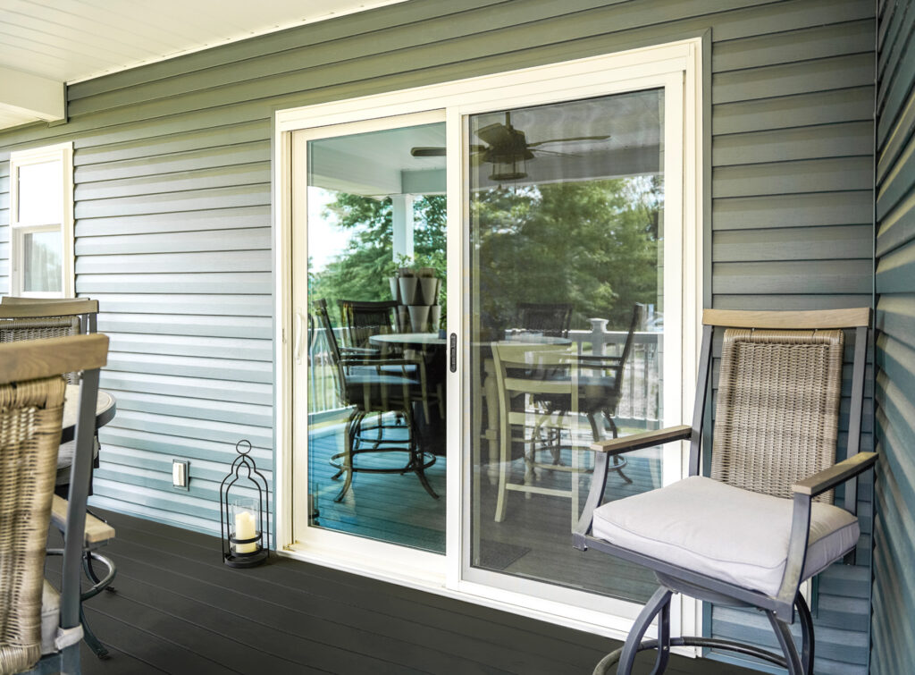 Endure sliding door in white.